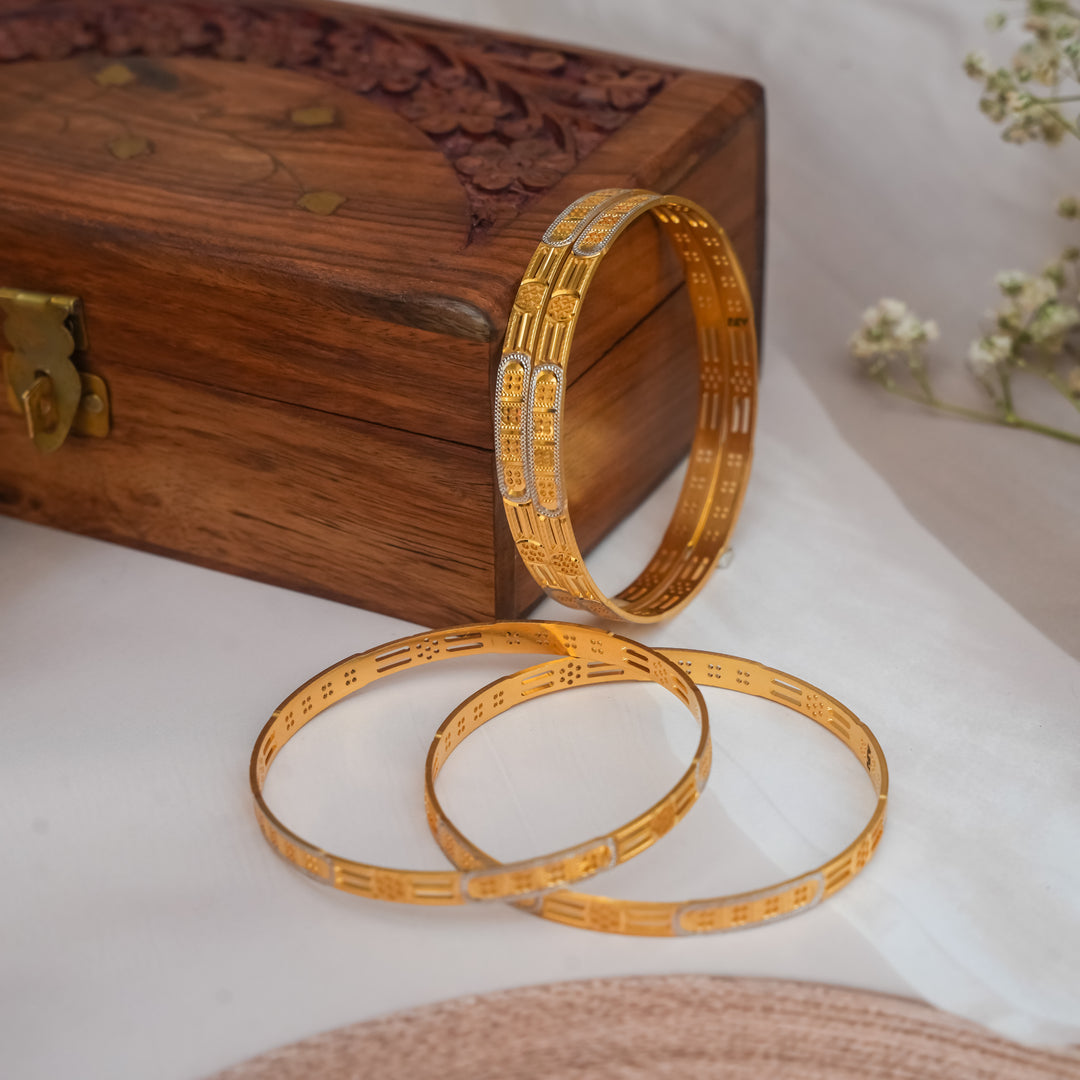 Heritage Crest Bangle – Tradition in Every Curve